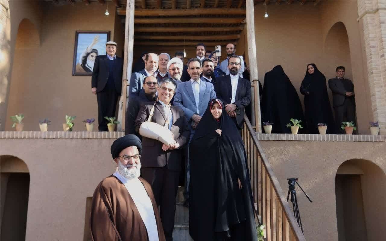 معاون امور زنان و خانواده رئیس جمهور از بیت تاریخی حضرت امام ( ره ) در خمین بازدید کرد