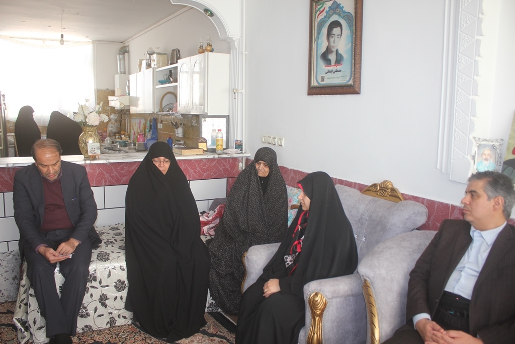 معاون رئیس‌جمهور در امور زنان و خانواده رئیس جمهور با خانواده شهیدان ایلخانی در خمین دیدار کرد