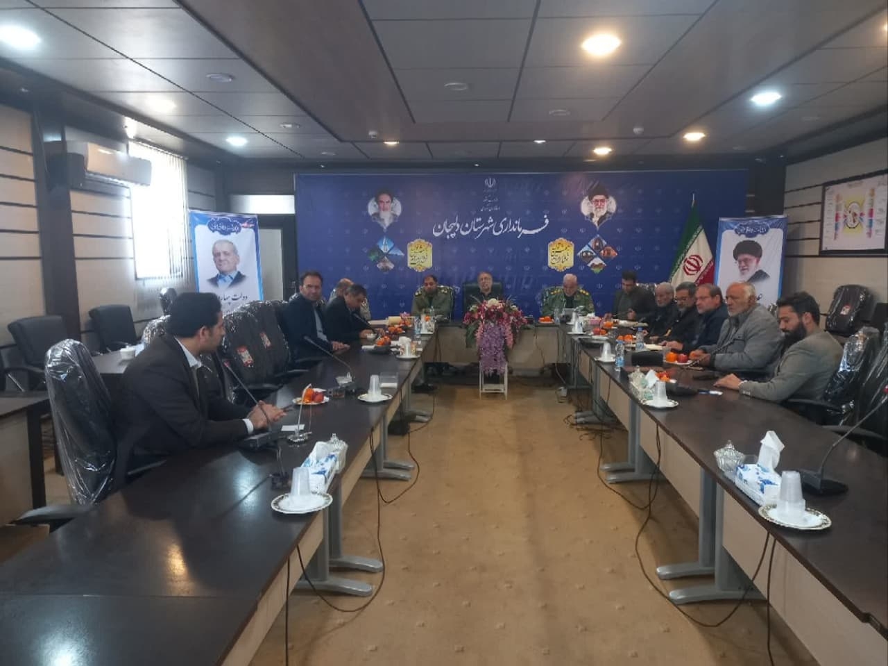 جلسه هماهنگی  گنجینه شهدای دفاع مقدس
روزدوشنبه مورخ ۱۴۰۳/۱۰/۰۳
درمحل فرمانداری باحضور ابوالفضل قاسمی فرماندار شهرستان دلیجان جناب  سرهنگ کریمی مدیرکل  حفظ آثاروارزشهای دفاع مقدس استان مرکزی محسن اشرفی معاون فرماندار ودبیر جلسه، فرمانده ناحيه مقاومت بسیج دلیجان ،شهردار،رئیس شورای شهردلیجان،رئیس بنیادشهیدوجمع دیگری از اعضاء جلسه برگزارشد
اهم جلسه 
جانمایی ادوات جنگی درمحل موزه دفاع مقدس
تشکیل وتکمیل سالن موزه دفاع مقدس درمحل مصلی دلیجان
جذب جوانان ودانش آموزان جهت ترویج وفرهنگ ایثاروشهادت 
جمع آوری آثاروتصاویری از  شهدای شهرستان وثبت دراسنادملی گنجینه شهدا ودیگر موارد بحث وتبادل نظر شد