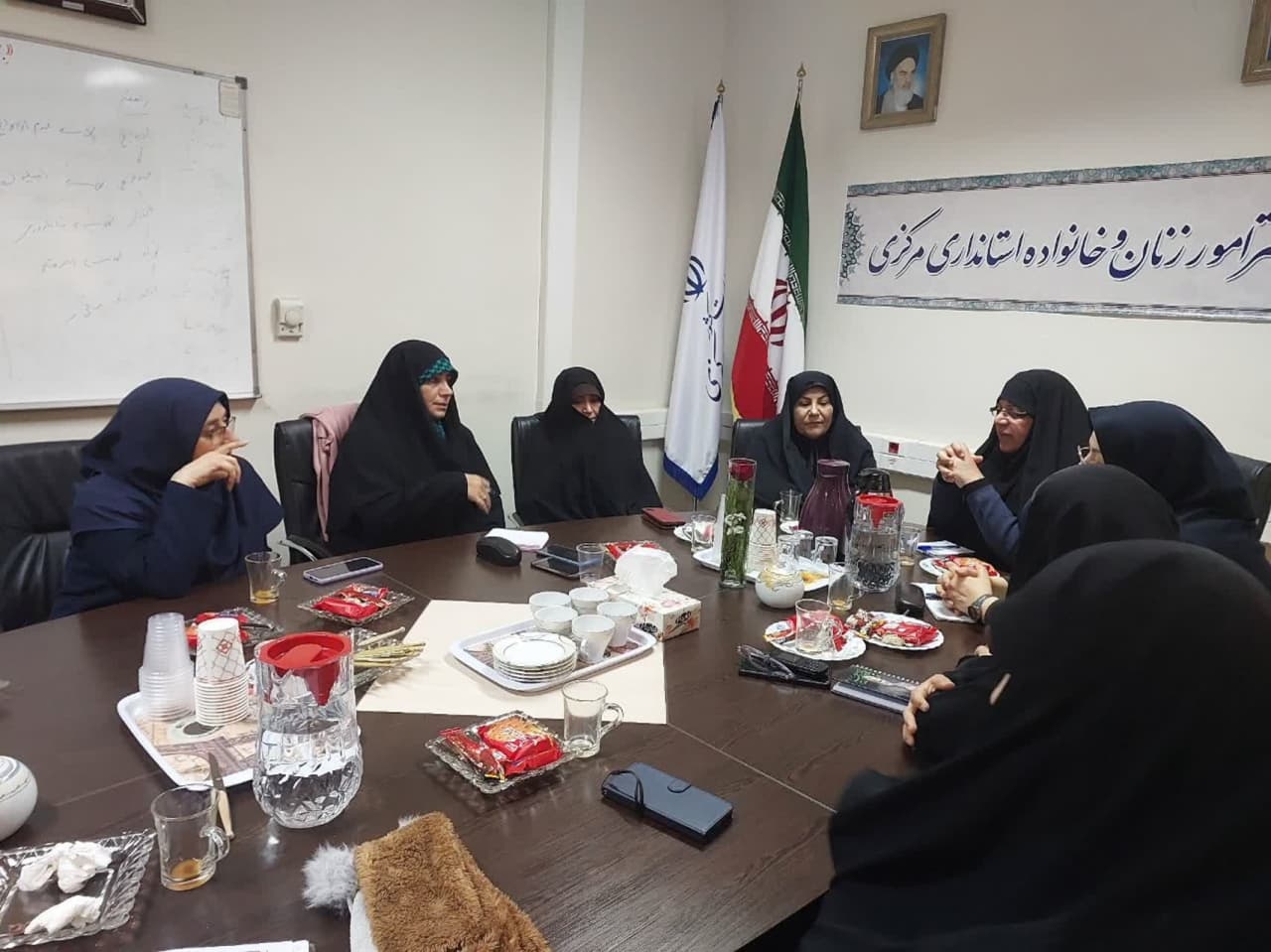 برگزاری  جلسه  هسته هیات اندیشه ورز باتوان به  ریاست  مفتح زاده  مدیر  کل  امور زنان و خانواده استانداری