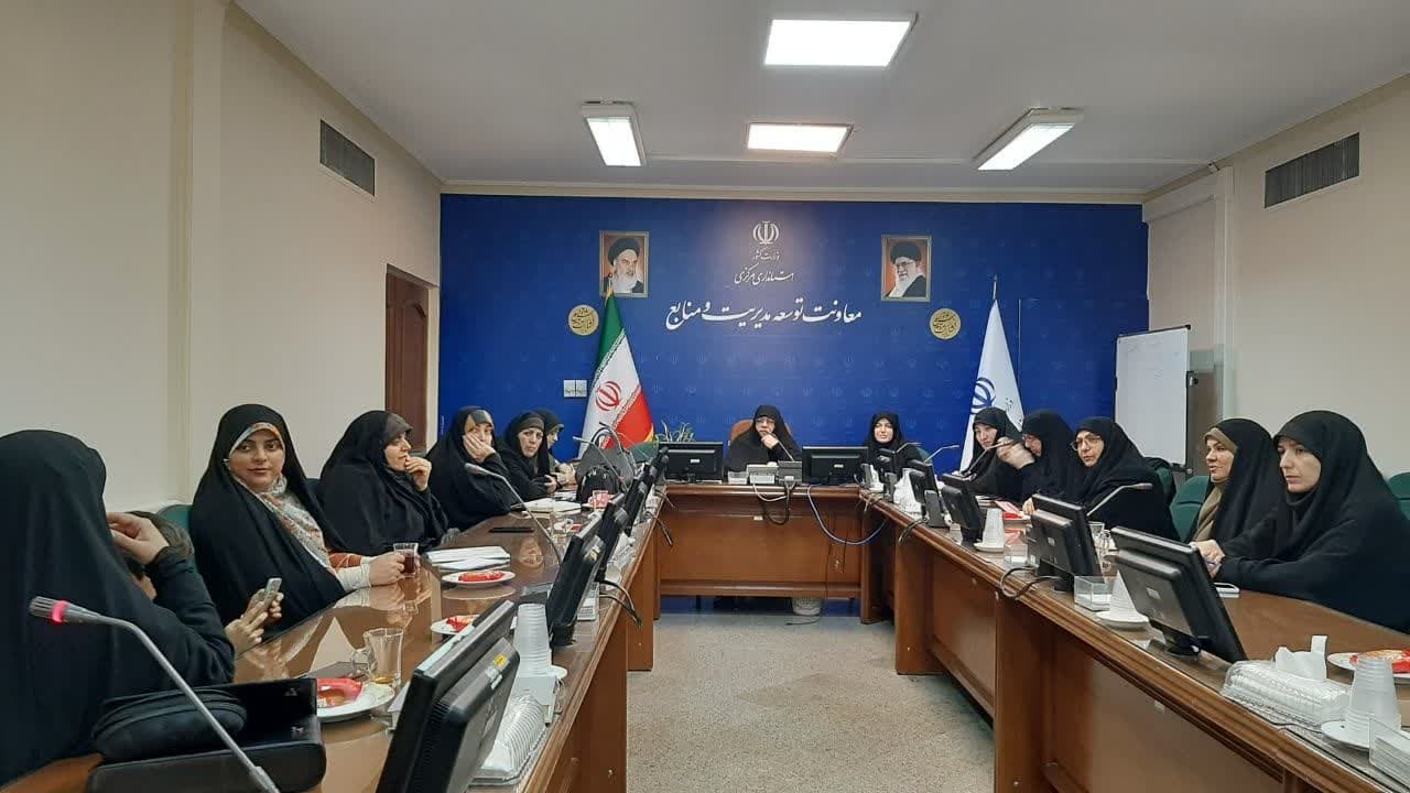 برگزاری نهمین جلسه  کمیته بانوان ستاد حمایت از جبهه مقاومت به ریاست مفتح زاده مدیر کل امور زنان وخانواده استانداری مرکزی