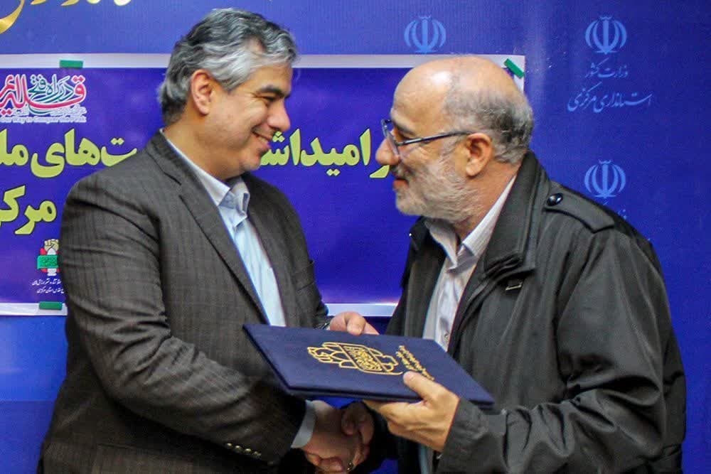 اهدای حکم انتصاب استاندار مرکزی به سمت رئیس شورای هماهنگی حفظ آثار