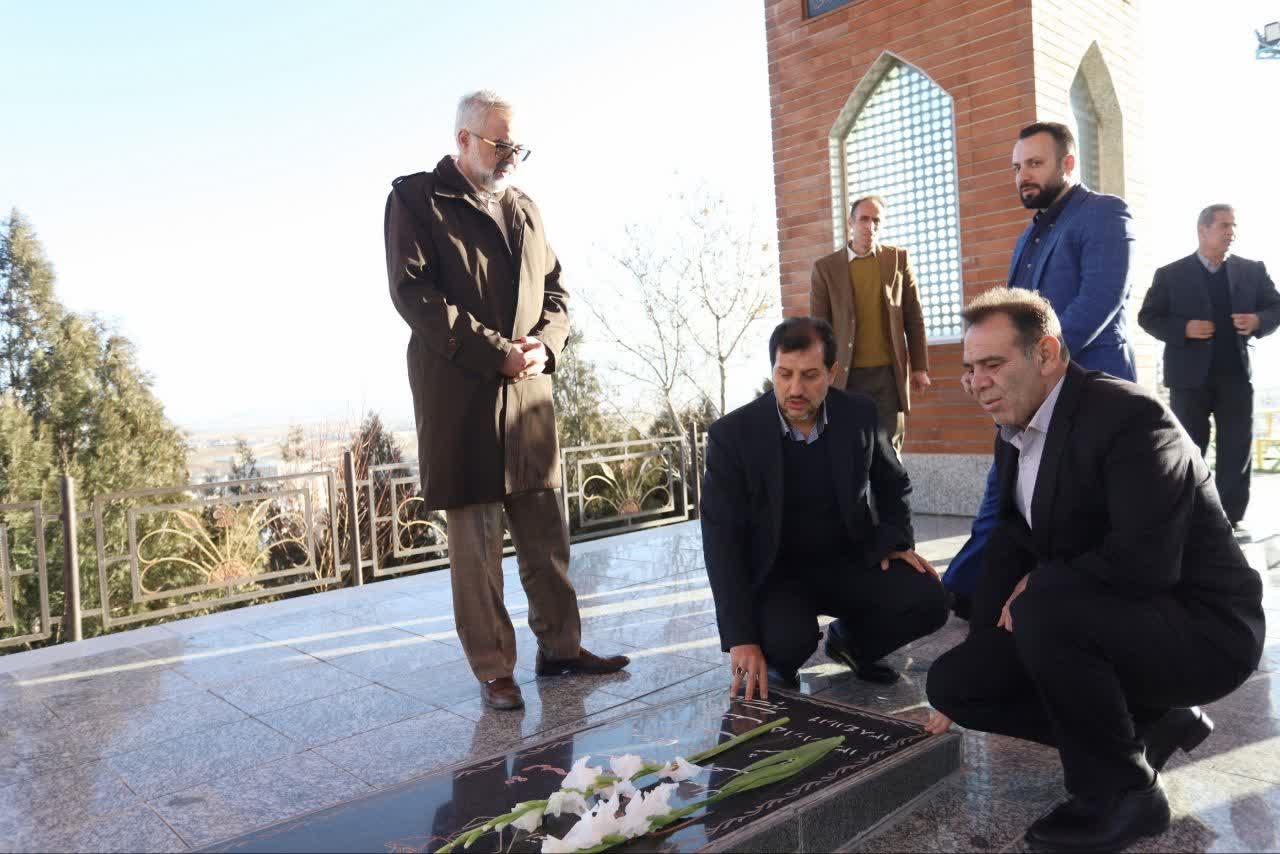 ادای احترام معاون استاندار مرکزی و جمعی از مسئولان به شهدای شهرستان شازند