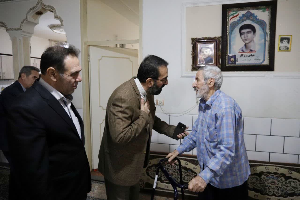 تجلیل معاون استاندار مرکزی از والدین شهید "عباس برزکار" در شازند