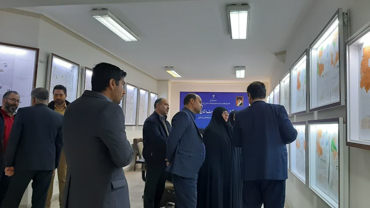 بازدید مدیر کل دفتر اجتماعی  استانداری به اتفاق کارشناسان دفتر باحضور مفتح زاده  مدیر کل  دفتر امور  زنان  از اتاق رصد  وضعیت  جمعیت  استان