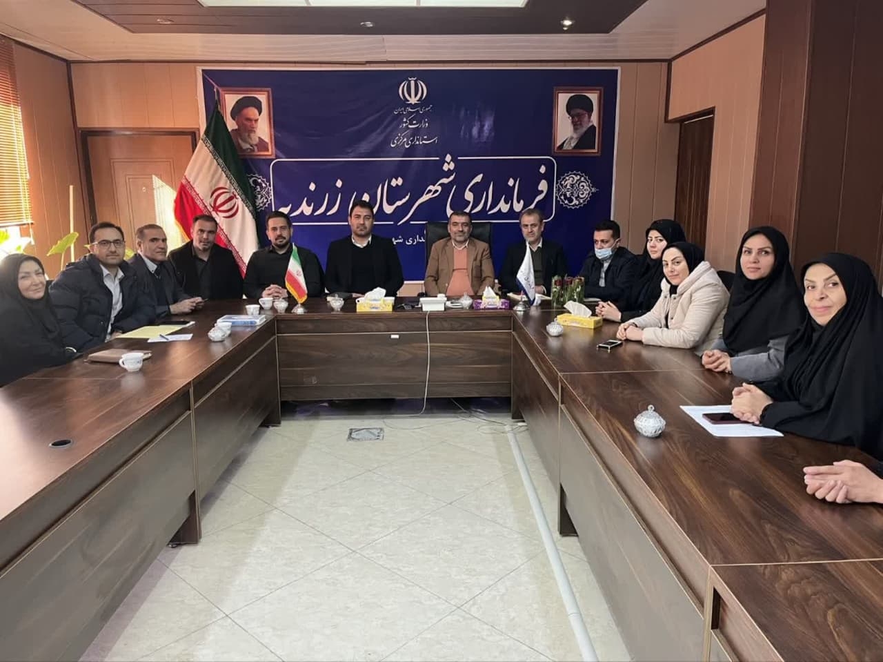 تجلیل فرماندار زرندیه از بانوان شاغل در فرمانداری