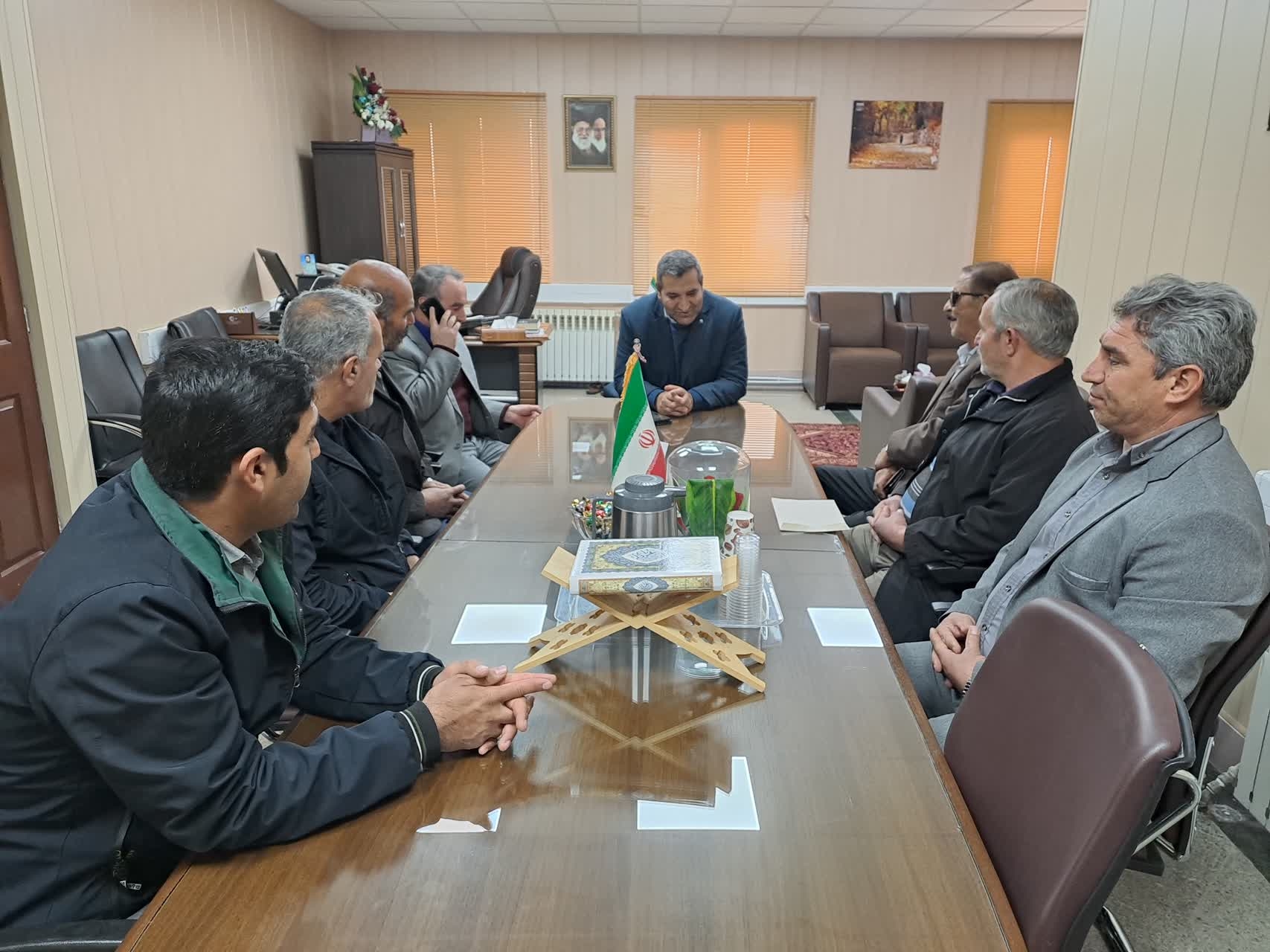 دیدار دهیار و اعضای شورای اسلامی روستای سمقاور با دکتر مددی سرپرست فرمانداری شهرستان کمیجان