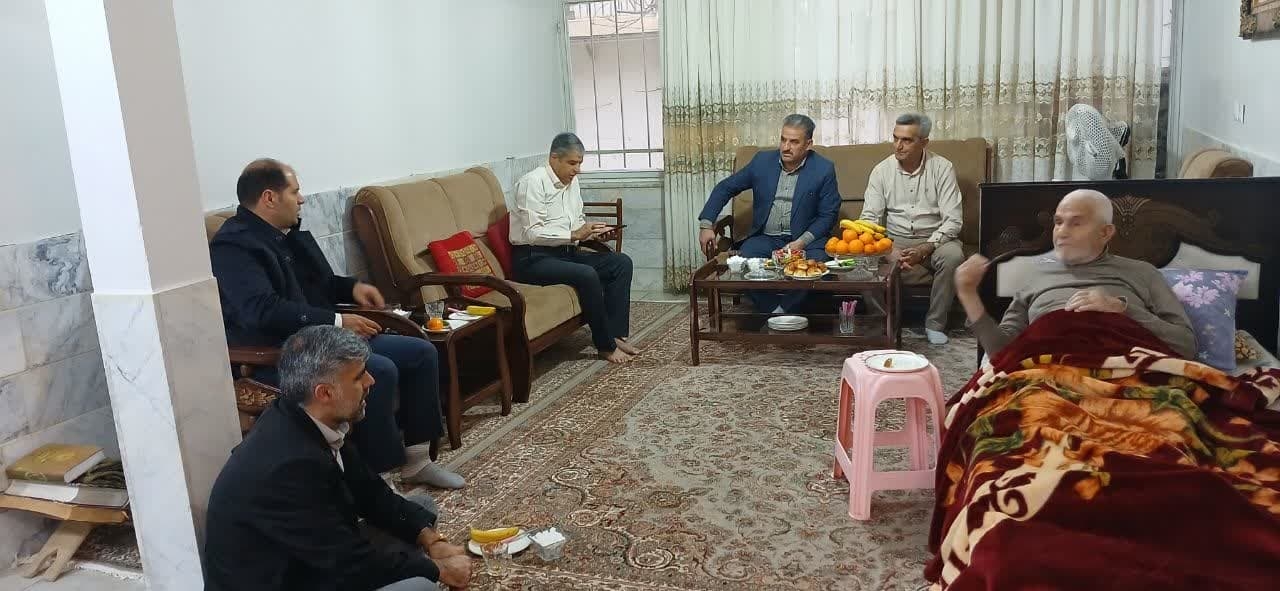 سرپرست فرمانداری شهرستان با خانواده شهید احمد قاسمیان در خمین دیدار کرد