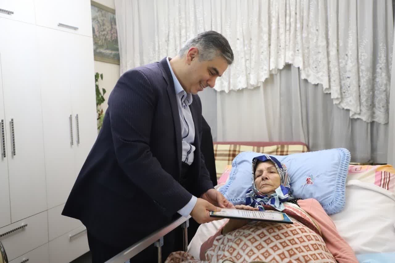 عیادت استاندار مرکزی از مادر شهید "ابراهیم حسن‌زاده"