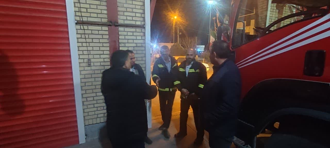 بازدید شبانه فرماندار از ایستگاه آتش نشانی شهرک صنعتی مامونیه