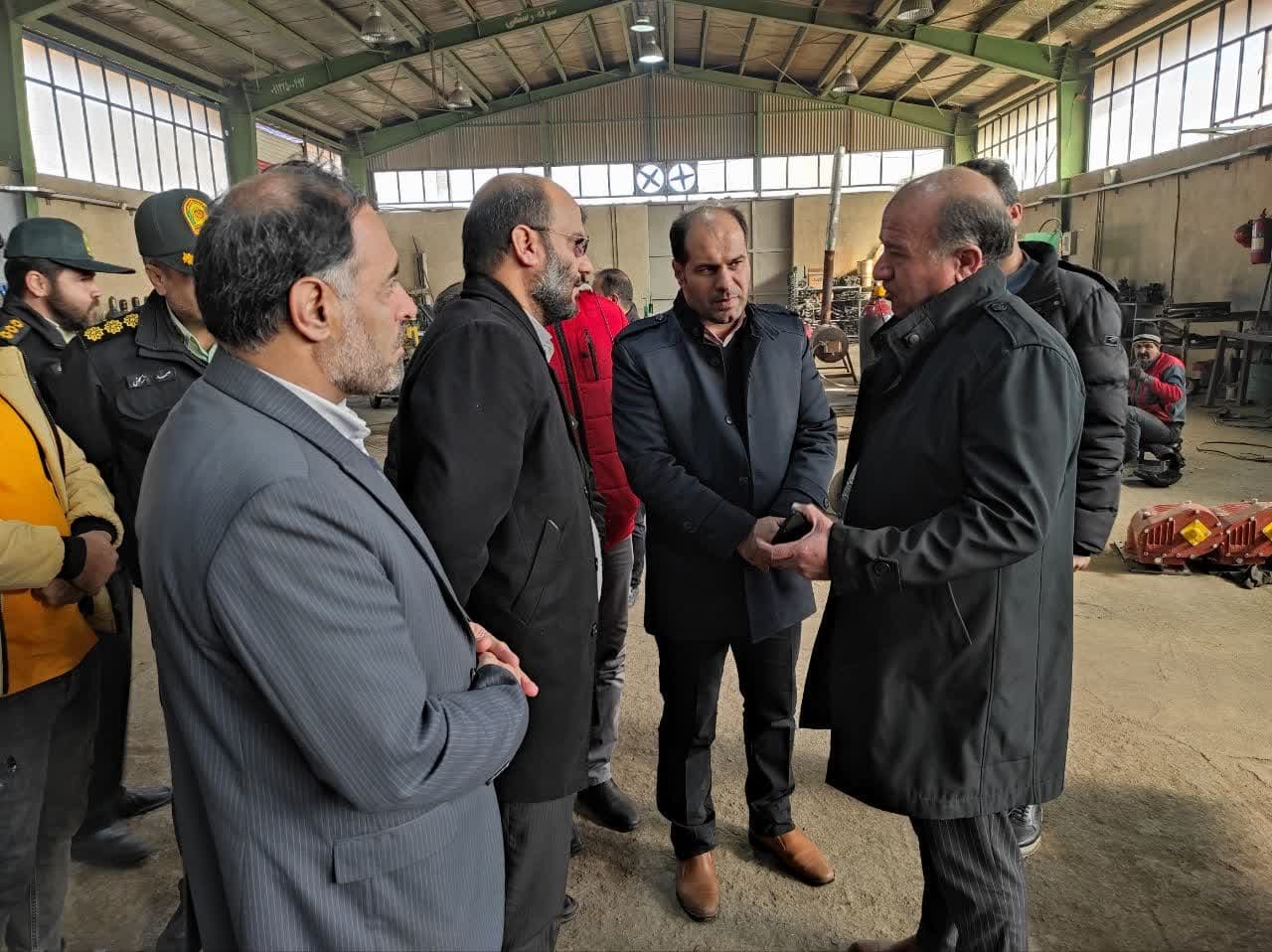 سرپرست فرمانداری و دادستان عمومی و انقلاب خمین از تعدادی از صنایع بخش کمره بازدید کردند