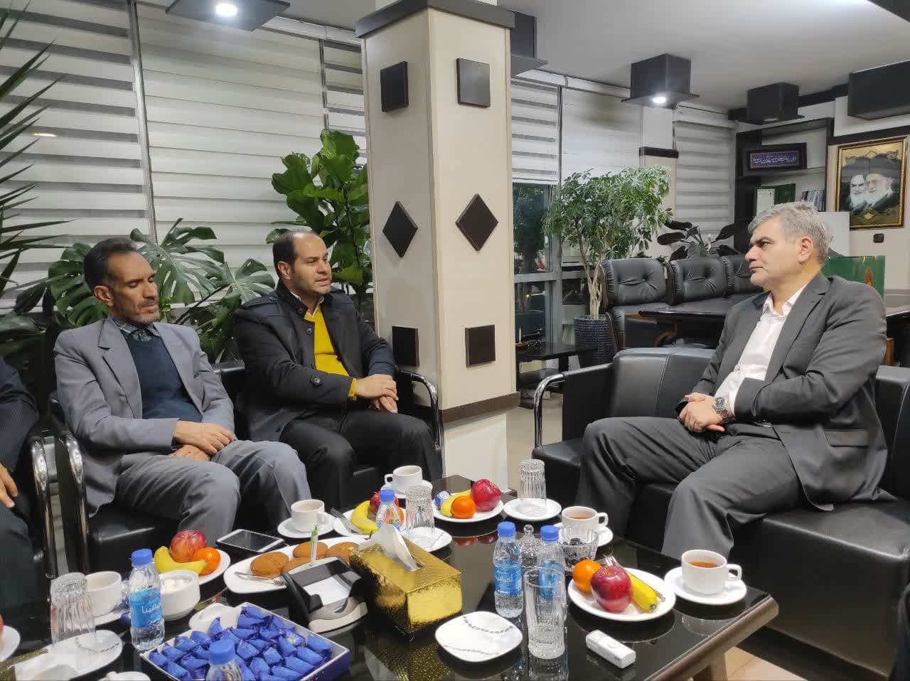 سرپرست فرمانداری و نماینده مردم خمین در مجلس با مدیر عامل بانک قرض الحسنه مهر ایران دیدار کردند