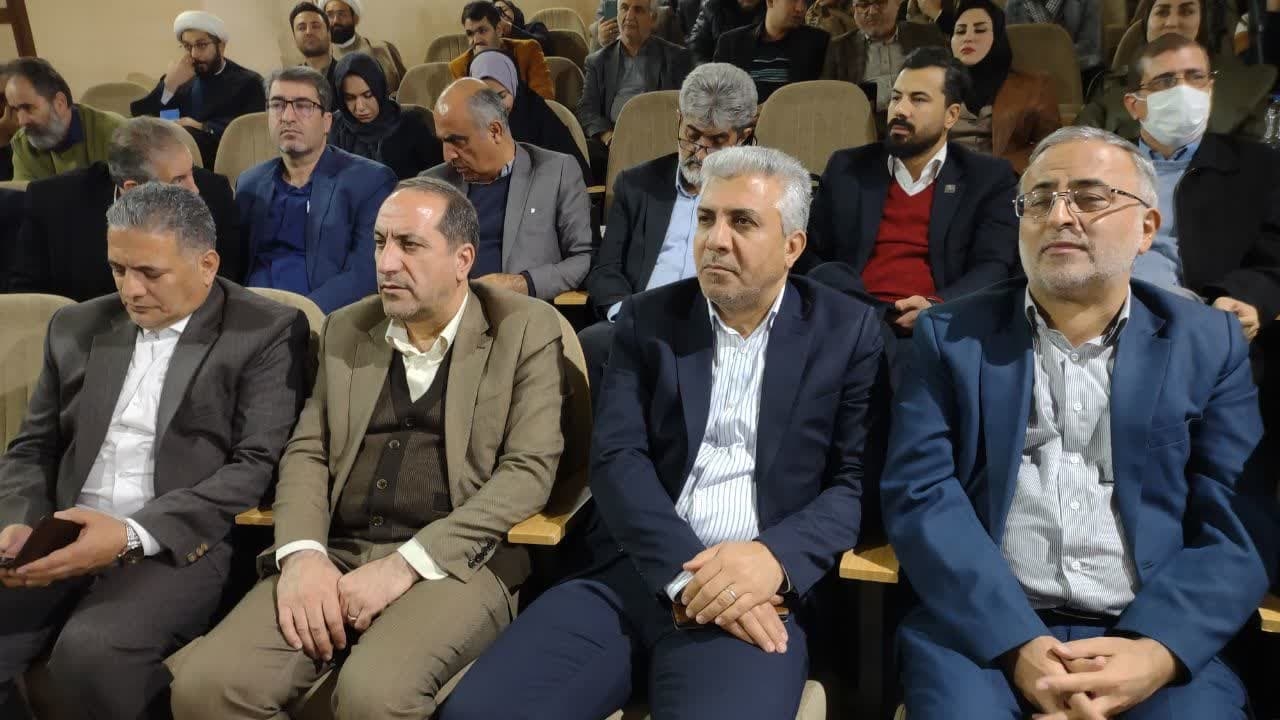 رویداد بزرگ صنعت گردشگری استان مرکزی در شهرستان دلیجان برگزارشد

روز جمعه مورخ۱۴۰۳/۱۰/۲۱🔸پتانسیل‌های بی‌نظیر گردشگری استان مرکزی: دعوت به همکاری بخش خصوصی برای رونق اقتصادی
🔹در همایش توسعه گردشگری استان مرکزی، محمود مرادی نراقی با تأکید بر اهمیت مشارکت بخش خصوصی، از ظرفیت‌های غنی استان برای تبدیل شدن به یک مقصد گردشگری مهم سخن گفت و بر لزوم همکاری نزدیک میان نهادهای دولتی و خصوصی برای ایجاد زیرساخت‌های لازم تأکید کرد.