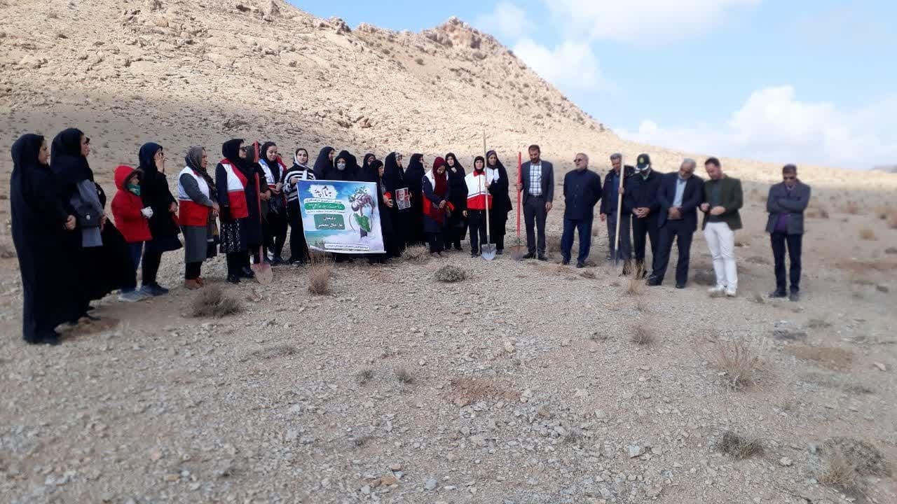 🌳برگزاری پویش به نام پدر به مناسبت ولادت باسعادت حضرت علی (ع)

 ✅️پویش به نام پدر به مناسبت ولادت حضرت علی (ع) و گرامی داشت مقام پدر با حضور فرماندار و بخشدار محترم شهرستان دلیجان،فرمانده نیروی انتظامی شهر نراق، مسئولین ادارات شهرستان، اعضای جمعیت هلال احمر و با مشارکت اقشار مختلف مردم و همیاران طبیعت همزمان با سراسر کشور در محوطه غار نخجیر برگزار و بذر بادامچه در سطح ۱ هکتار در این مراتع کاشته شد.