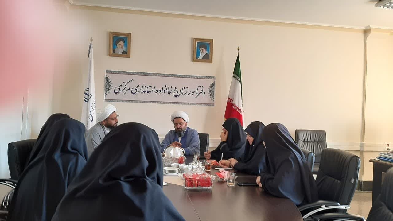 جلسه نقد و بررسی وآسیب شناسی فعالیت های کمیته بانوان ستاد حمایت از جبهه مقاومت  به ریاست مفتح زاده مدیر کل امورزنان  وخانواده استانداری باحضور حجت الاسلام تاج آبادی و سایر اعضا تشکیل شد.