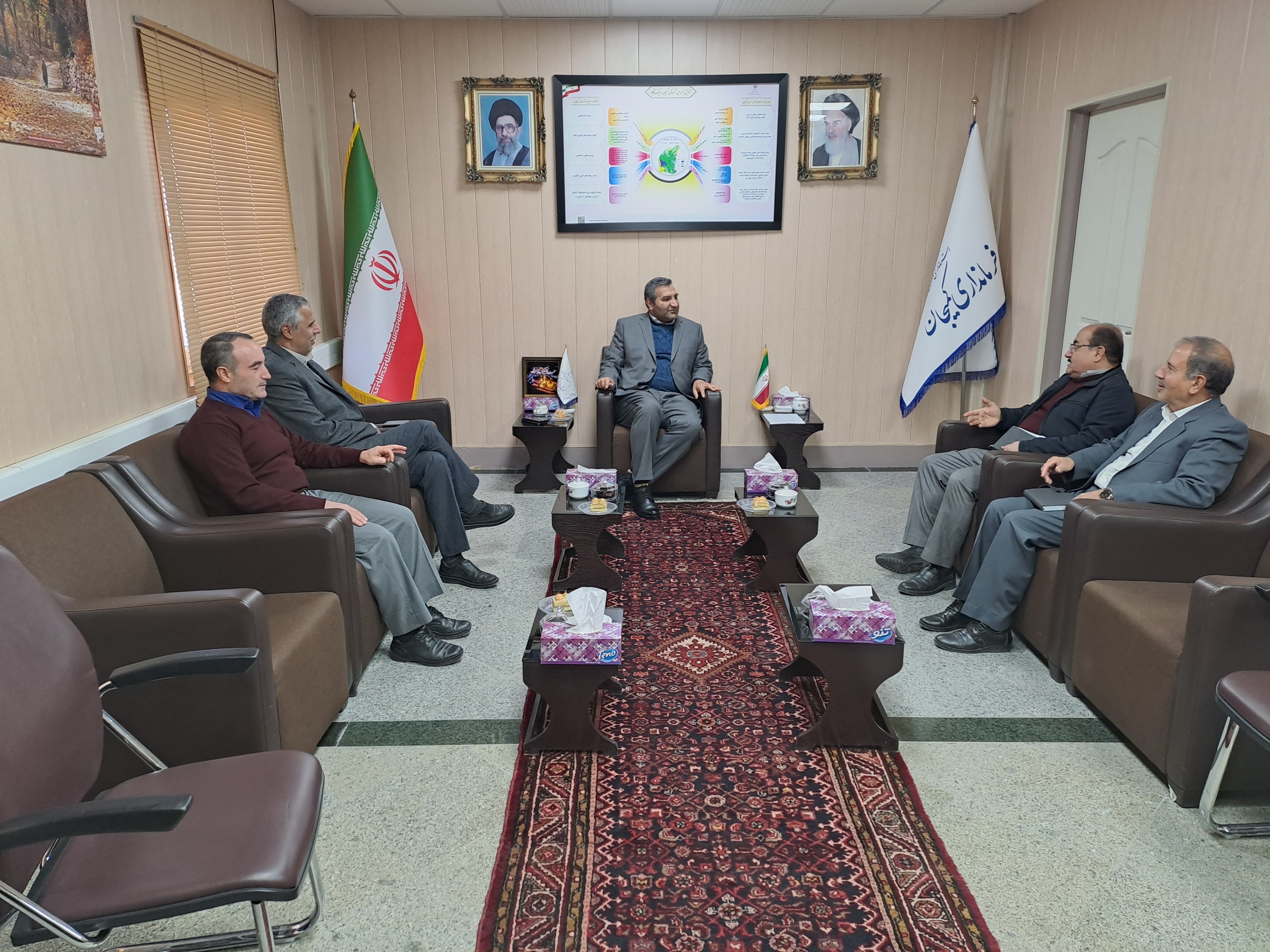 دیدار نماینده دکتر جمالیان به اتفاق حاج آقا عیوضی خیر مدرسه ساز با سرپرست فرمانداری