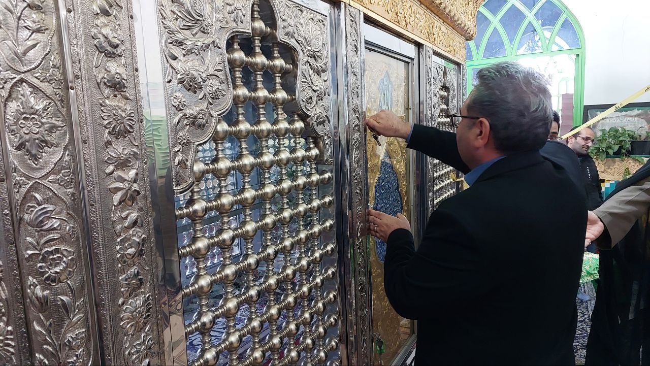 آیین غبار روبی ضریح مطهر امامزاده عبدالله(ع) برگزار شد