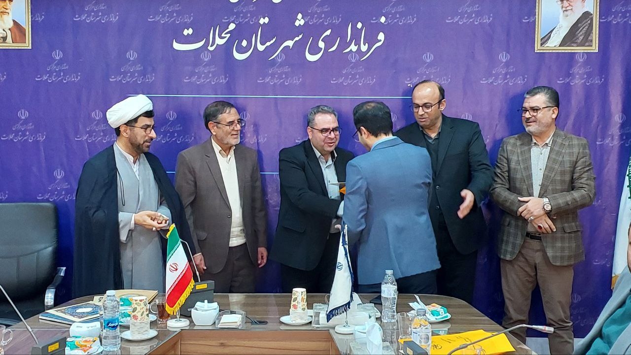 آئین تجلیل از مربيان، داوران، دست‌اندركاران و خادمان افتخاري نهمين جشنواره قرآني گلهای محمدی(ص) و گل‌های فاطمی(س) در فرمانداری برگزار شد.