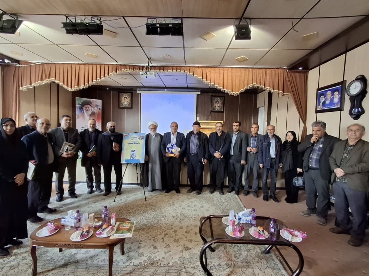 اجلاسیه نماز با موضوع گفتمان نماز و تکریم ارباب رجوع برگزار شد. 

به گزارش روابط عمومی فرمانداری  شهرستان دلیجان اجلاسیه نماز شهرستان دلیجان با موضوع گفتمان نماز و  تکریم ارباب رجوع با حضور اعضای شورای اداری، رابطین نماز ادارات ، هنرمندان و اصحاب رسانه در محل سالن شهدای گمنام فرمانداری در تاریخ ۱۴۰۳/۱۰/۲۹ برگزار گردید.
در ابتدای مراسم حضرت حجت الاسلام و المسلمین حاج آقای غفوری امام جمعه دلیجان با توجه به آیات قرآن کریم از مدعوین جلسه خواستند به اقامه نماز توجه داشته باشند در ادامه سخنران جلسه آقای دکتر باقری از مدرسین متخصص در حوزه اقامه نماز به تشریح تربیت نسل جوان و نوجوانان در حوزه مدرسه ، خانواده و حوزه فرهنگ و هنر پرداخت در ادامه آقای قاسمی فرماندار شهرستان دلیجان فرمودند از مسئولین ادارات انتظار داریم که در حوزه اقامه نماز توجه بیشتری داشته باشند 
رونمایی از کتاب وقت طلا نیست به قلم مجتبی محمدی در حوزه نماز  و تقدیر از خادمان فرهنگ نماز و نمازخوانی از برنامه های  پایانی این مراسم بود .
در این مراسم از پایگاه های خبری فعال در حوزه نماز و نمازخوانی با اهداء لوح  و هدیه تقدیر شد.
این مراسم با همکاری فرمانداری ، ستاد اقامه نماز ، دفتر امام جمعه   و اداره فرهنگ و ارشاد اسلامی ،کتابخانه عمومی شهرستان دلیجان و ستاد اقامه نماز اداره کل متبوع برگزار گردید.