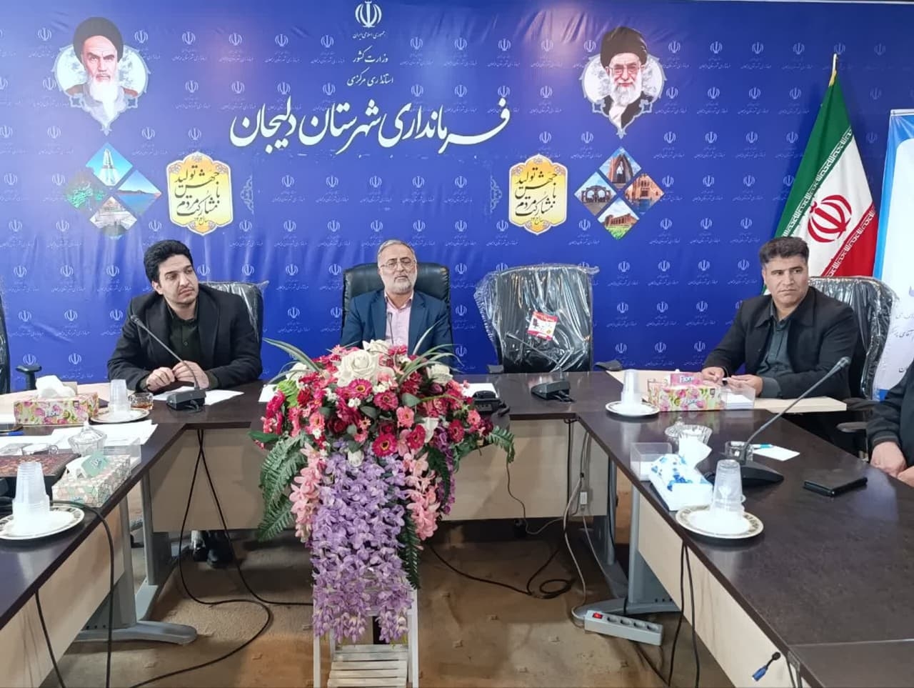 جلسه پیگیری مصوبات کارگروه ماده ۱۴ قانون هوای پاک
 روز شنبه مورخ ۱۴۰۳/۱۰/۲۹
  در خصوص واحد‌های آلاینده‌ ایزوگام و قیر شهرستان دلیجان با ریاست قاسمی فرماندار و حضور دادستان  ، نماینده سازمان استاندارد و روسای ادارات محیط زیست و صنعت معدن و تجارت، و مرکز بهداشت برگزار شد.
اهم موارد مطرح شده به شرح زیر بود:
 بررسی فعالیت منجر به تهدید علیه بهداشت عمومی برخی از این شرکت های آلاینده ، عدم نصب سیستم فیلتراسیون استاندارد در اکثر این واحدها، شروع فعالیت تیم نظارتی برای شناسایی واحد‌های تولیدی متخلف آلاینده هوا و برخورد قانونی بازدارنده با آنها ، پایش محورهای ارتباطی برای جلوگیری از ورود محموله های لجن های اسیدی و مواد نامرغوب و غیرمجاز به شهرستان،
نمونه برداری از مواد اولیه و قیر مصرفی و آزمایش مستمر آن در کنار آزمایش محصول نهایی
تأکید بر استمرار تعطیلی واحد‌های تولیدی ایزوگام درشب ها تا اطلاع ثانوی