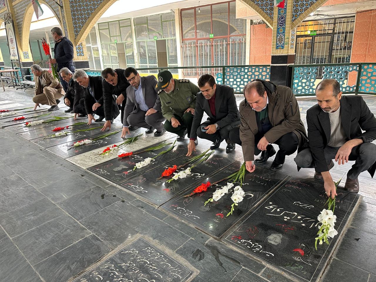 ادای احترام سرپرست فرمانداری ویژه ساوه به شهدا در اولین روز کاری