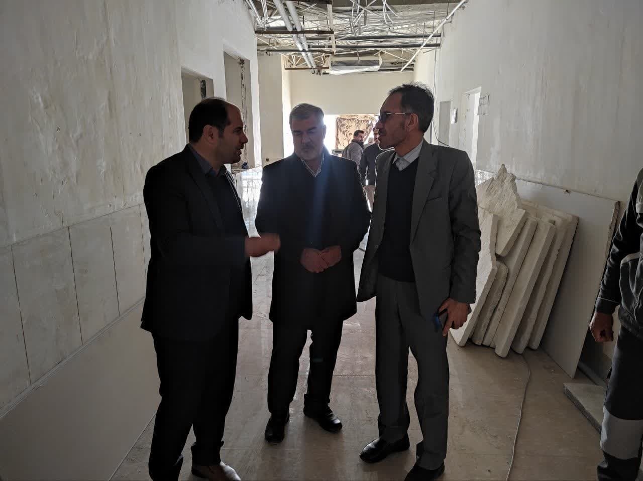 سرپرست فرمانداری و نماینده مردم خمین از پروژه احداث درمانگاه شهابیه بازدید کردند