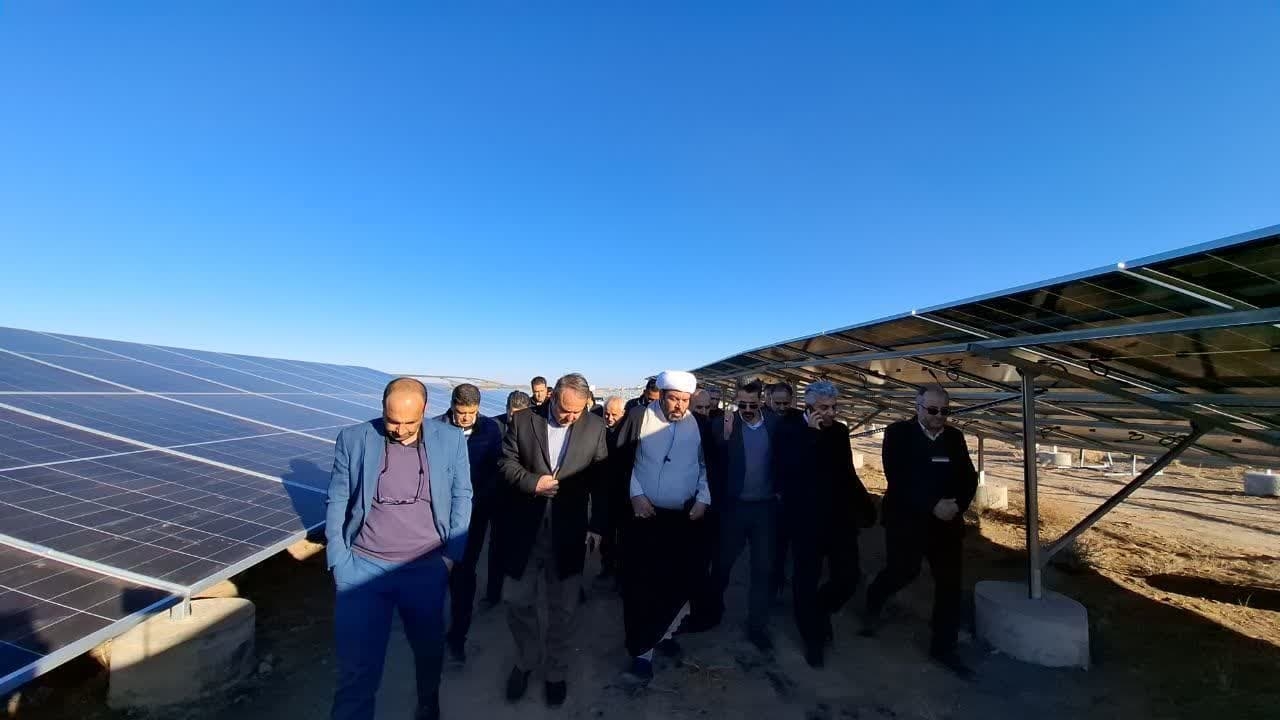 بازدید از وضعیت پیشرفت فیزیکی پروژه احداث نیروگاه خورشیدی ۱۲۰ مگاواتی متانول کاوه در شهرستان زرندیه