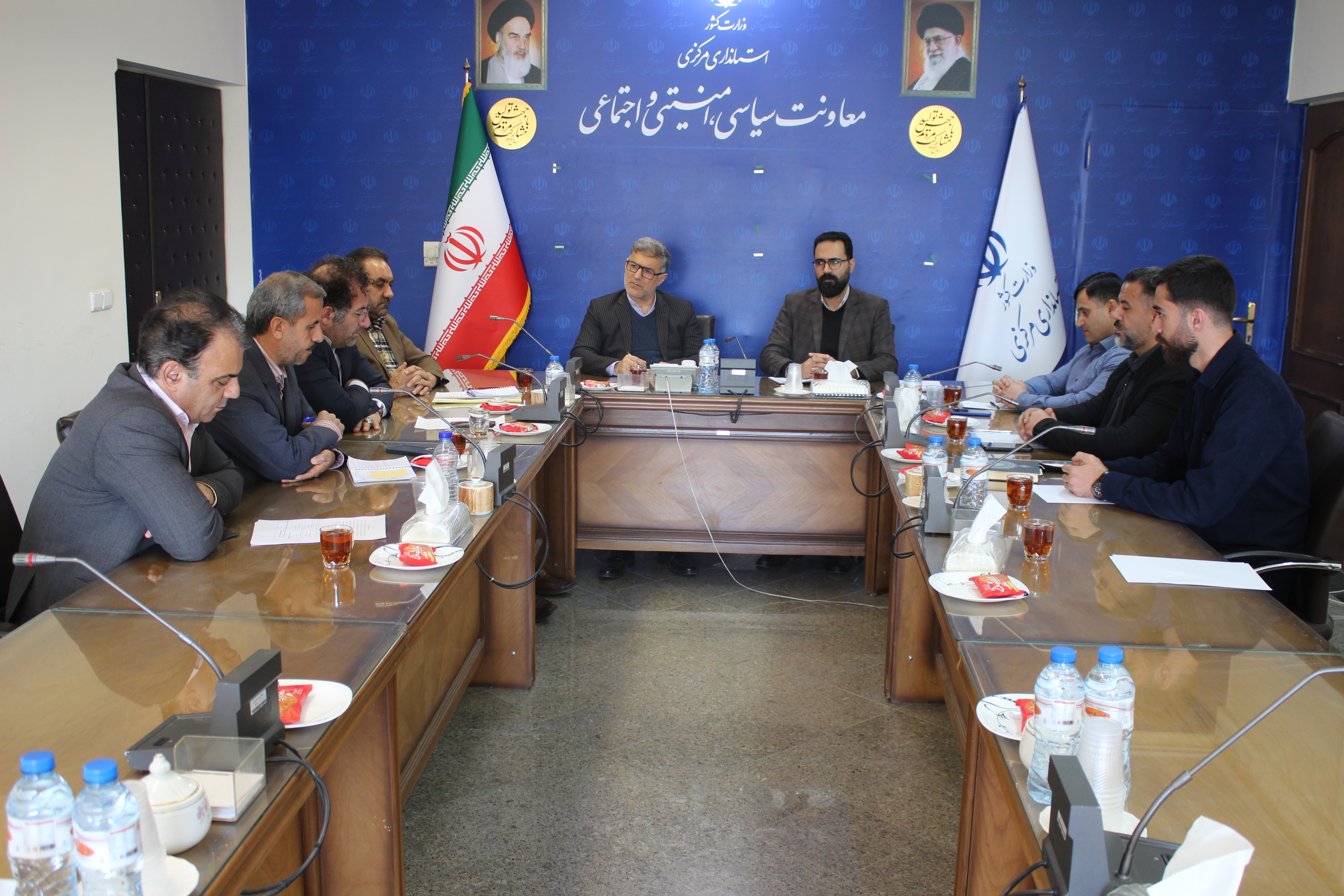 برگزاری نشست مشترک پزشگ نیا مدیرکل پدافند غیرعامل با جناب آقای قمری  سرپرست معاونت سیاسی، امنیتی و اجتماعی استانداری با کارشناسان این حوزه