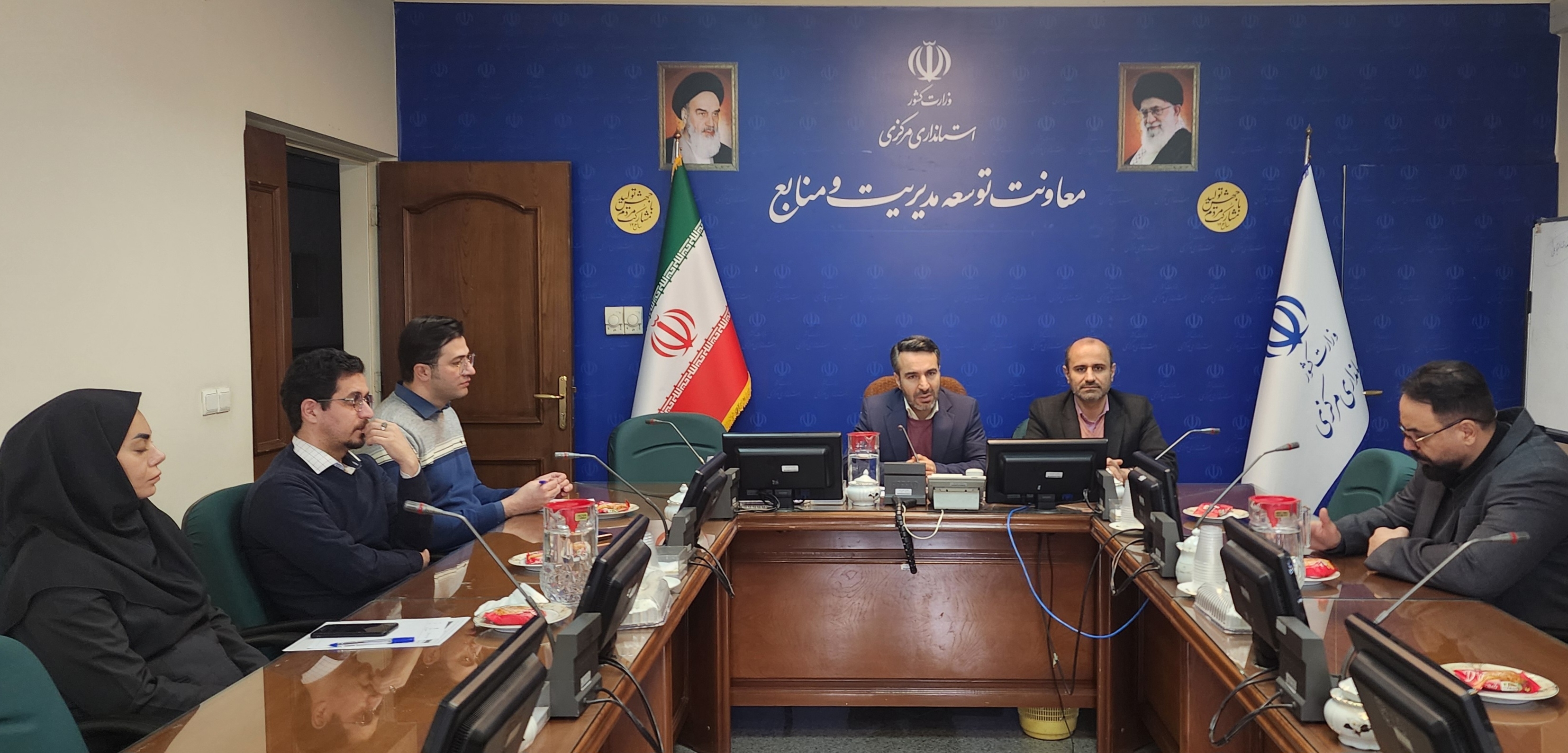 مدیر کل دفتر فنی استانداری مرکزی و مدیریت فناوری اطلاعات استانداری در راستای اجرایی شدن نرم‌افزار کمیسیون ماده ۹۹ نشست مشترک برگزار کردند.