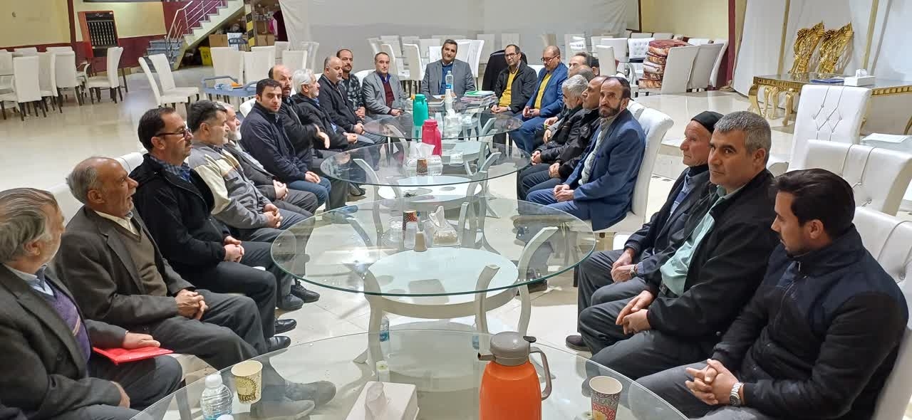 روز دوشنبه 1403/10/17  دکتر مددی سرپرست فرمانداری شهرستان،به اتفاق عیسی آبادی معاون برنامه ریزی و عمرانی  با حضور در مجمع عمومی تعاون روستایی کمیجان و تشریح برنامه های دولت در حوزه خرید تضمینی گندم