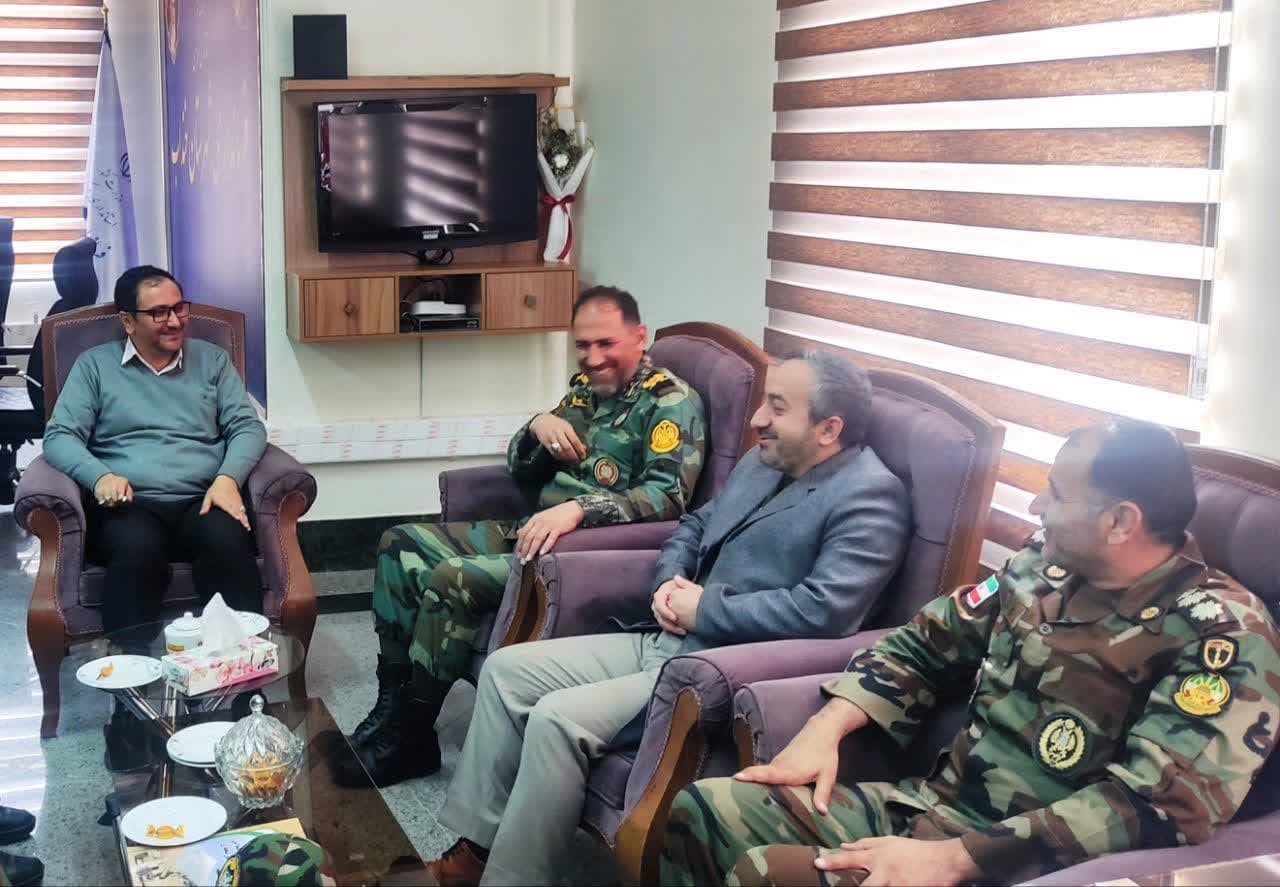 دیدار فرماندهی گروه ۹۹ پدافند هوایی شهید عامری نزاجا با فرماندار