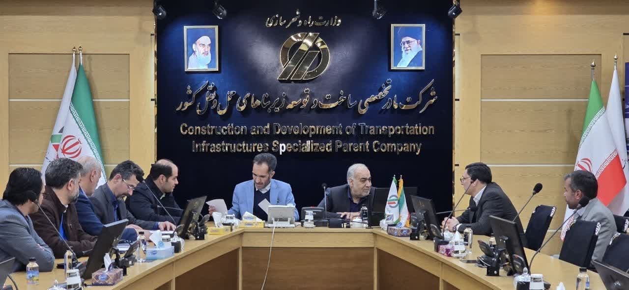 نشست سرپرست فرمانداری و نماینده مردم خمین در مجلس با مدیر عامل شرکت ساخت و توسعه زیر بناهای حمل و نقل کشور برگزار شد