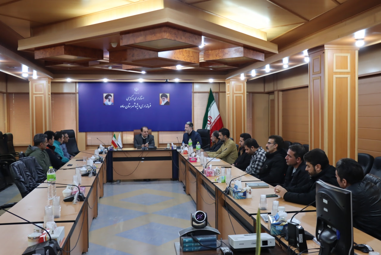 نشست فرماندار با چند تن از نمایندگان واحد های مسکونی نهضت ملی مسکن سایت کوی مهر