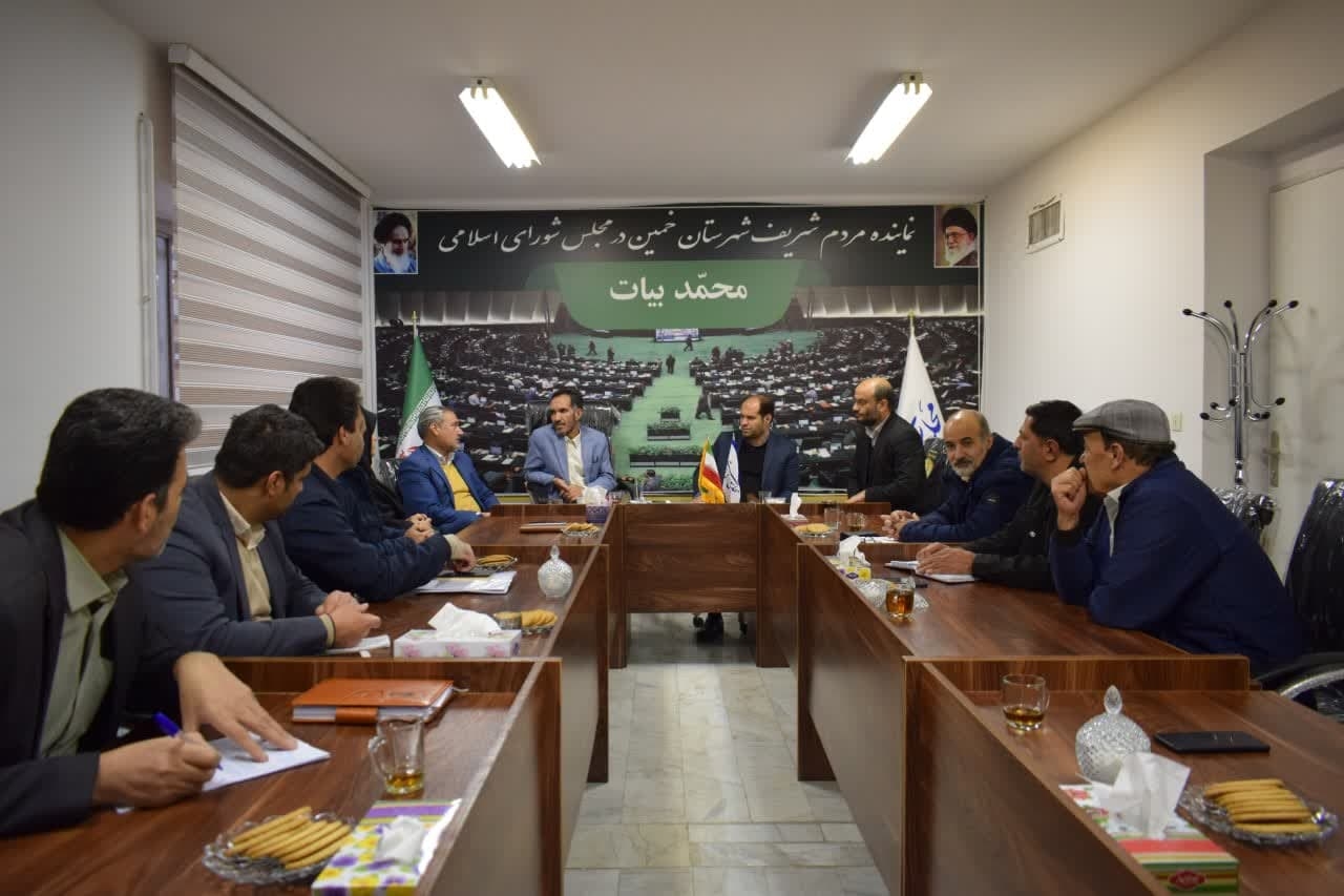 جلسه بررسی مسائل و مشکلات روستای کفسان و انتقال فیبر نوری به اداره زندان شهرستان خمین برگزار شد