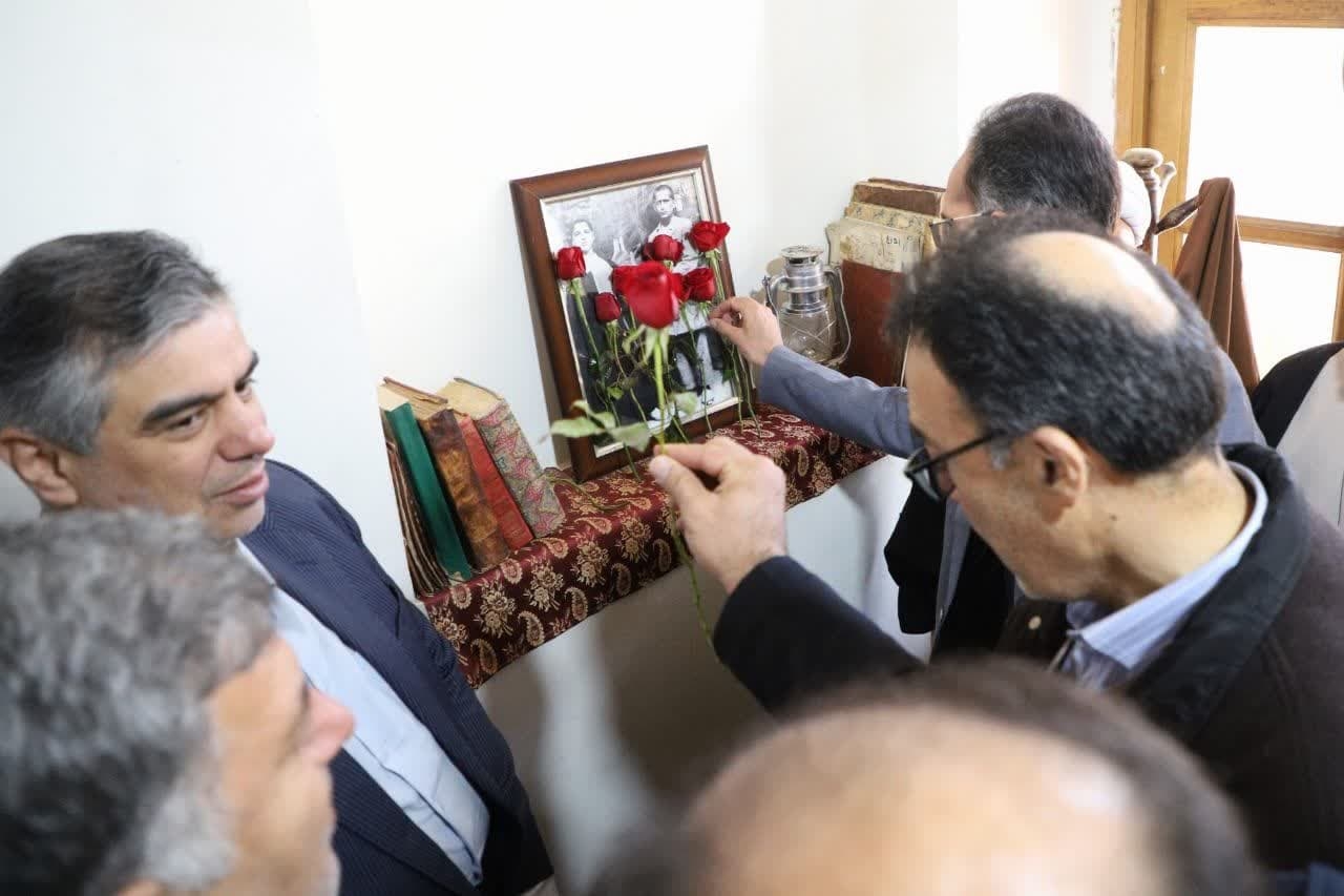 بیت تاریخی امام خمینی (ره) در خمین گلباران شد/ نواخته شدن زنگ انقلاب