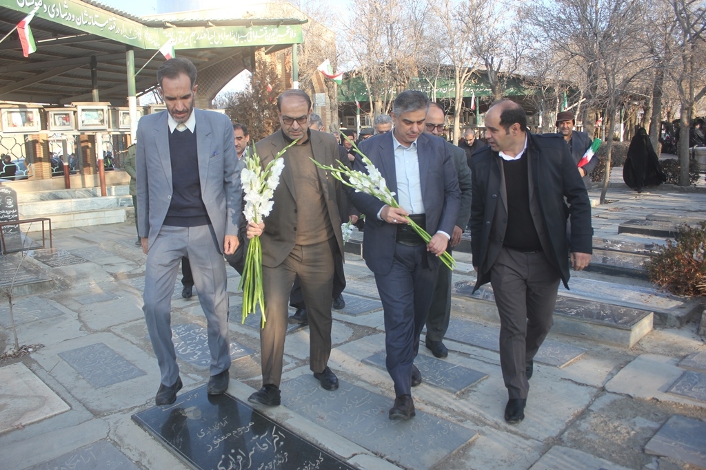 قبور مطهر شهدای انقلاب شهرستان خمین بمناسبت دهه مبارک فجر گلباران شد