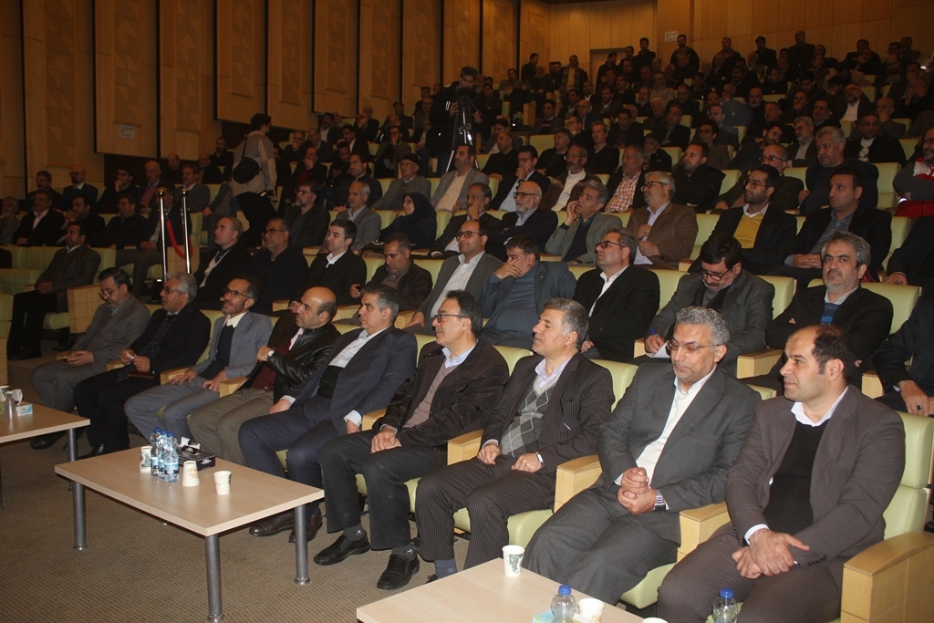 آئین افتتاحیه طرح جایگزینی چراغ‌های روشنایی فرسوده و پر مصرف با چراغ‌های کم مصرف در سطح استان مرکزی در شهرستان خمین برگزار شد