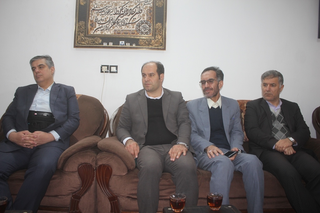 استاندار مرکزی با خانواده شهید حسن جزایری در خمین دیدار کرد