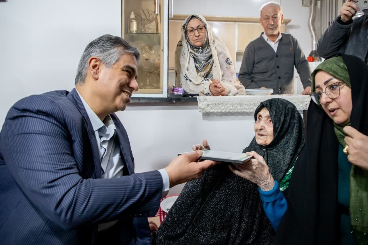 تجلیل استاندار مرکزی از مادر شهید انقلاب "حسن جزایری" در خمین