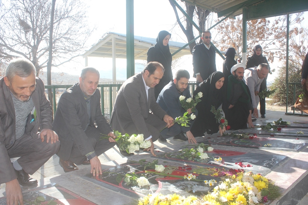 قبور مطهر شهدای روستای سرکوبه شهرستان خمین گلباران شد