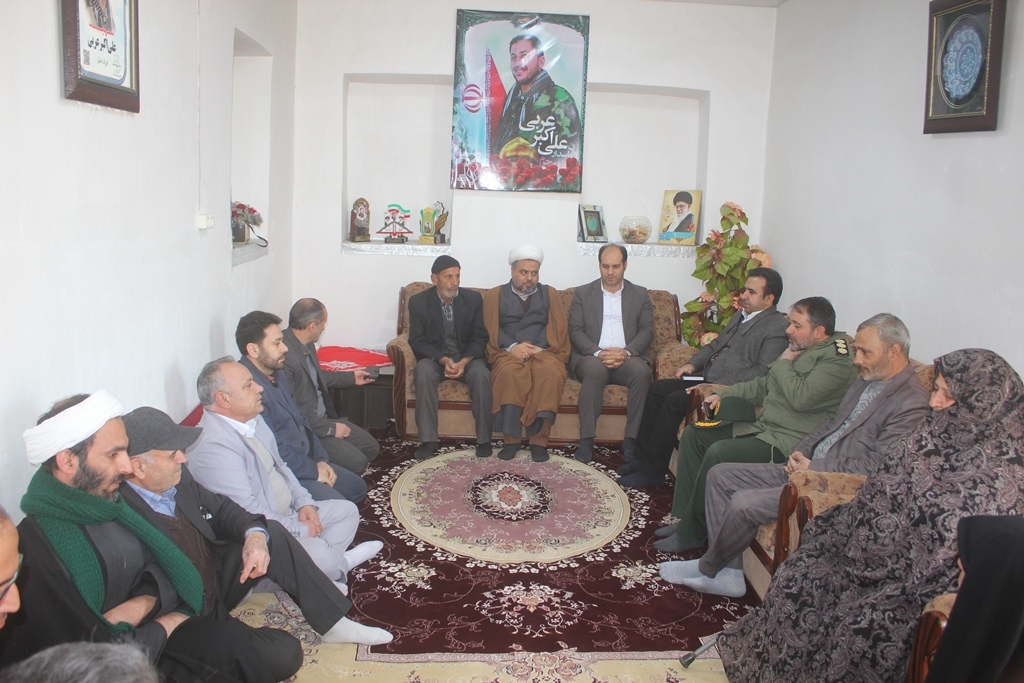 سرپرست فرمانداری شهرستان با خانواده شهید مدافع حرم علی اکبر عربی در خمین دیدار کرد