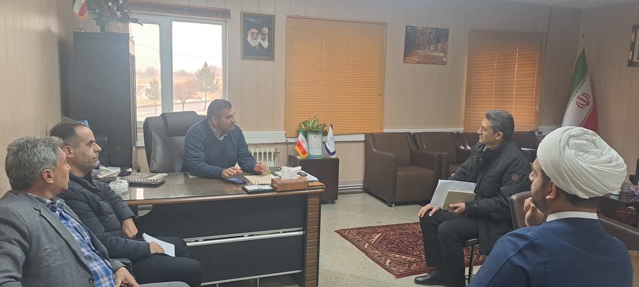 نشست رئیس اداره گاز شهرستان به اتفاق دو تن از  اعضای شورای  اسلامی بخش مرکزی  با سرپرست فرمانداری