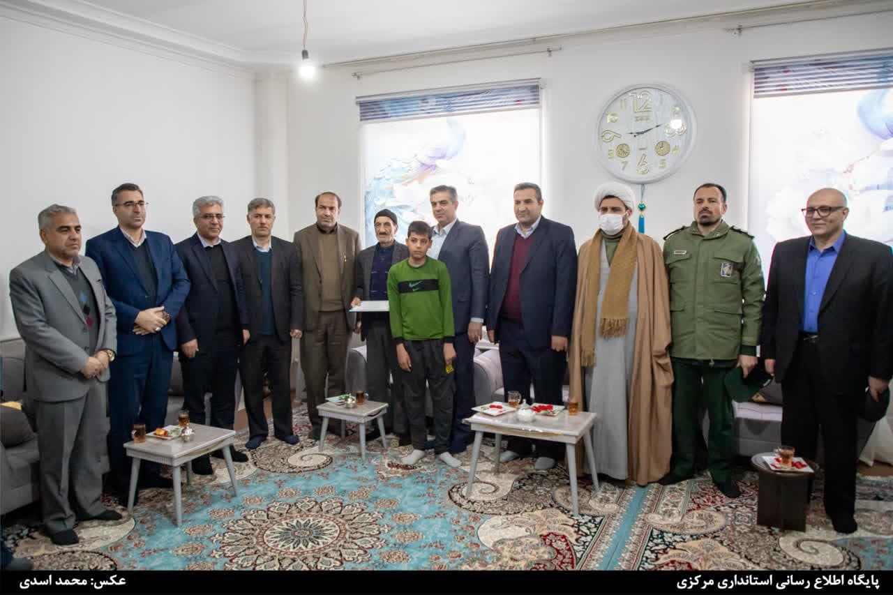 تجلیل استاندار مرکزی از پدر شهید "بهنام عقیقی" در شهرستان کمیجان