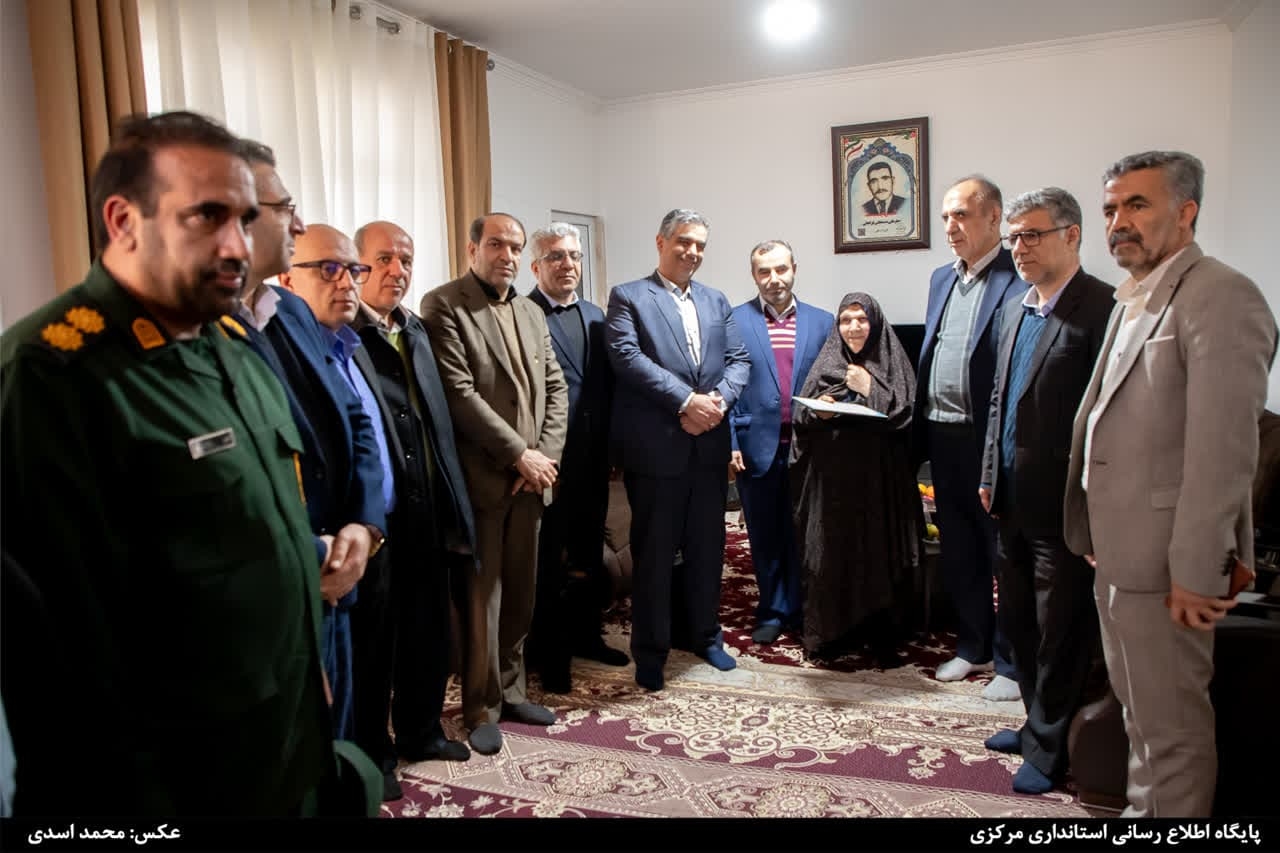 تجلیل استاندار مرکزی از مادر شهید انقلاب "صفرعلی دستجانی" در فراهان