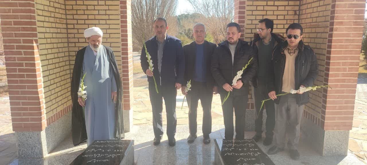 گلباران گلزار مطهر شهدای گمنام پرندک در اولین روز دهه فجر