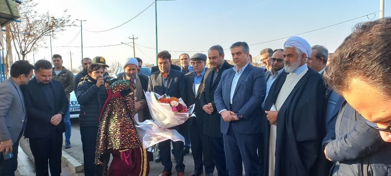 ادای احترام جناب آقای دکتر زندیه وکیلی استاندار محترم مرکزی به شهدای شهرستان زرندیه