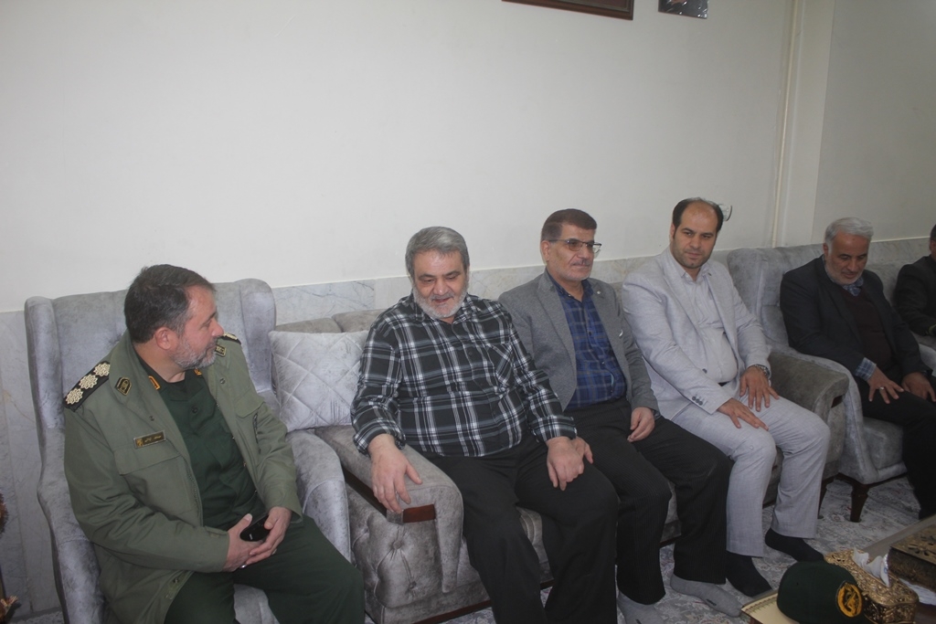 سرپرست فرمانداری و مسئولان شهرستان با جانباز 8 سال دفاع مقدس اسداله جلالی دیدار کردند