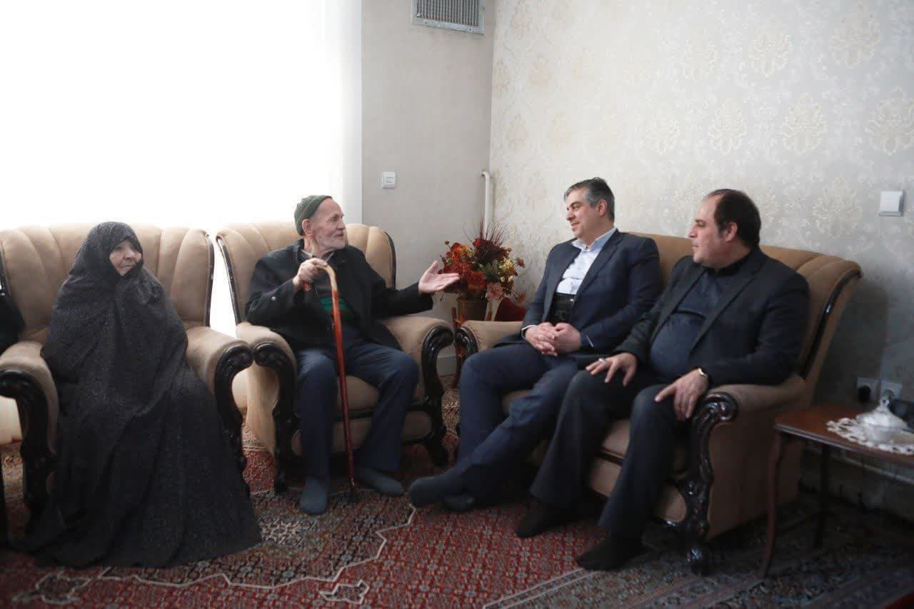 تجلیل استاندار مرکزی از والدین شهید "سبط احمدی" در ساوه