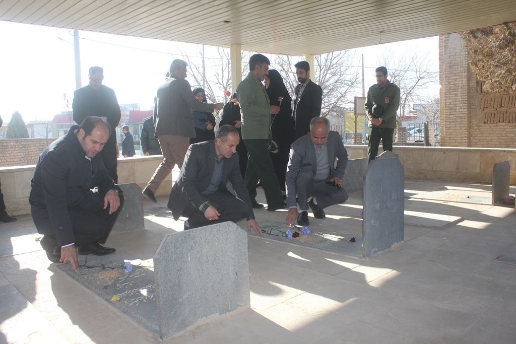 قبور مطهر شهدای روستای شهابیه شهرستان خمین گلباران شد