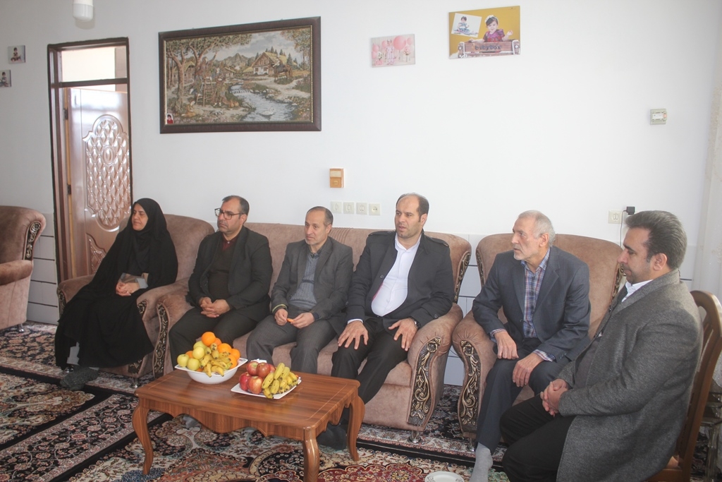 سرپرست فرمانداری شهرستان با جانباز دفاع مقدس خلیل محمدی در روستای شهابیه دیدار کرد